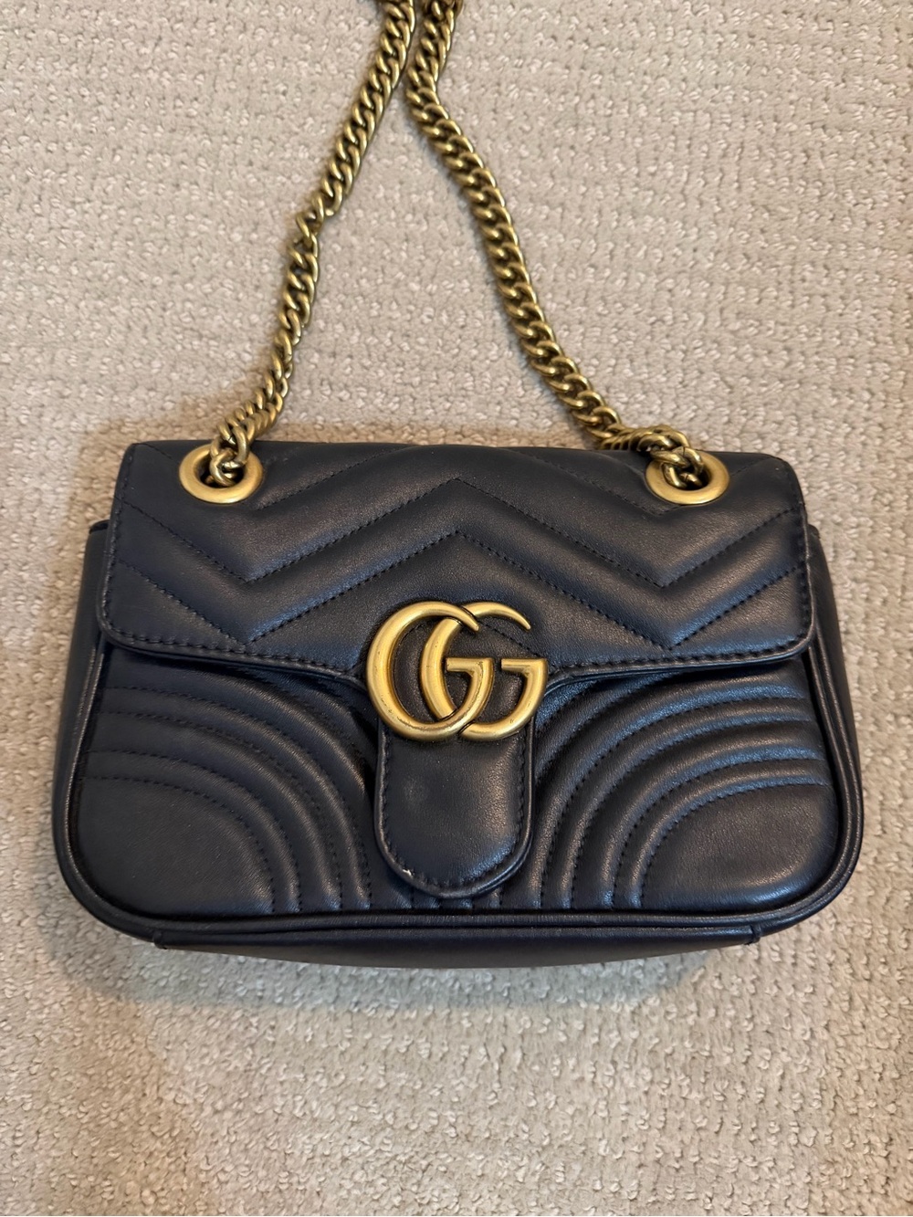 FAUX Gucci Marmont Matelassé Leather Shoulder Bag in Black - Picture 2 of 5